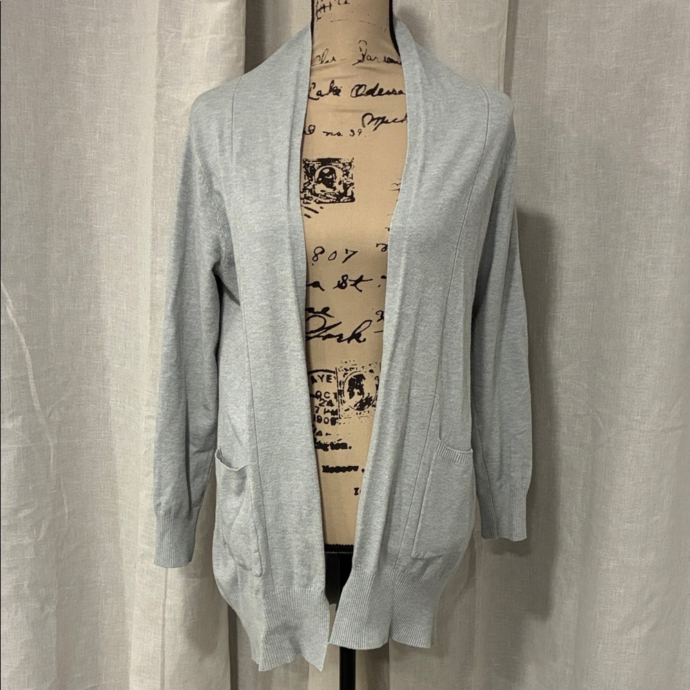 Elegant Women's Light Gray Cardigan